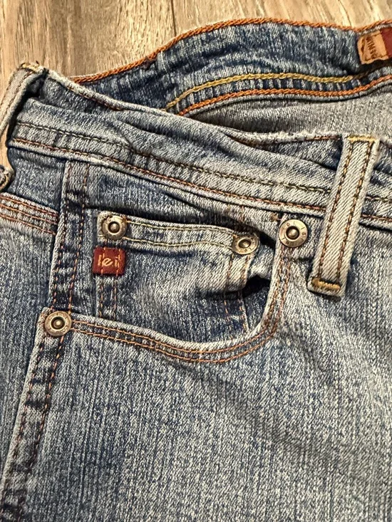 lei Light Blue Washed Capris Jeans - Picture 5 of 8